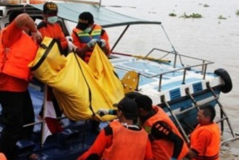Tim SAR melakukan evakuasi korban kapal tenggelam. (ilustrasi)