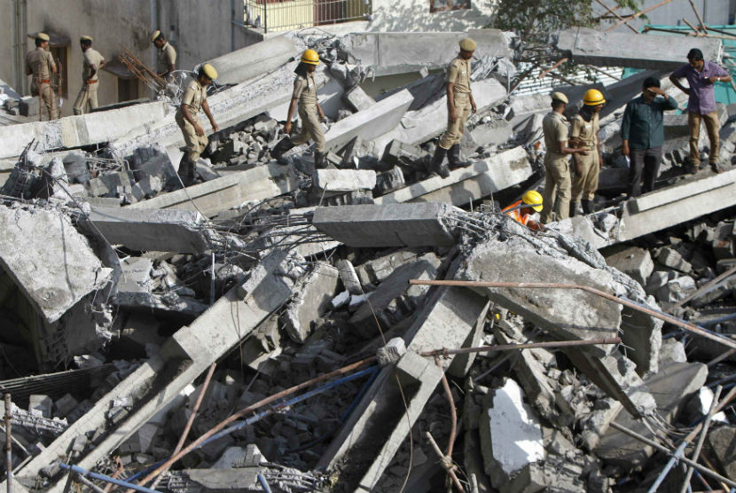 Tim SAR melakukan evakuasi untuk mencari korban bangunan runtuh di Chennai, India, Sabtu (29/6) 