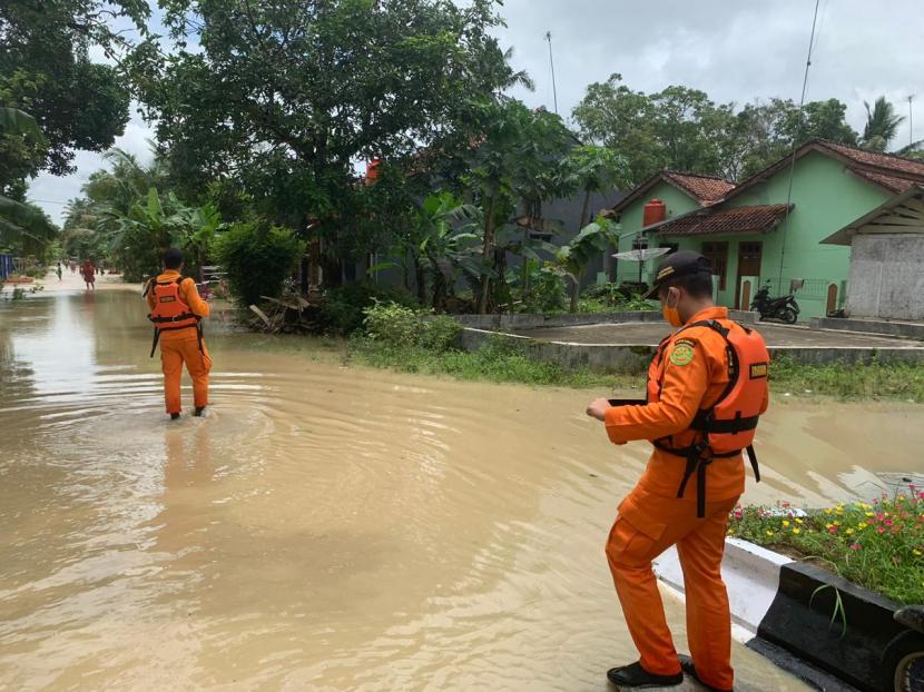 Tim SAR melakukan penanganan di lokasi banjir di Kabupaten Ciamis, Selasa (27/10).