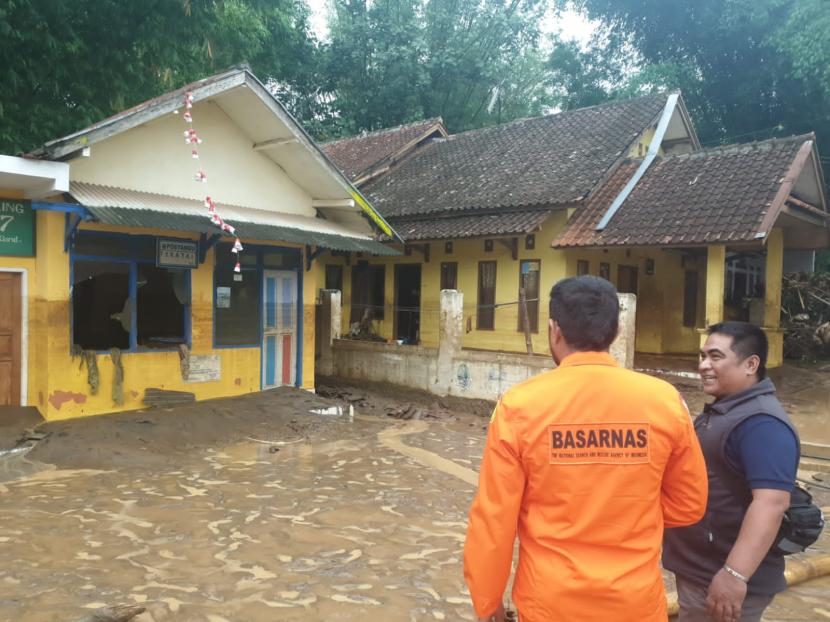 Pemkab Garut Tetapkan Status Tanggap Darurat Bencana. Tim SAR melakukan penanganan pascabanjir bandang yang menerjang Kecamatan Sukawening, Kabupaten Garut, Sabtu (27/11). 