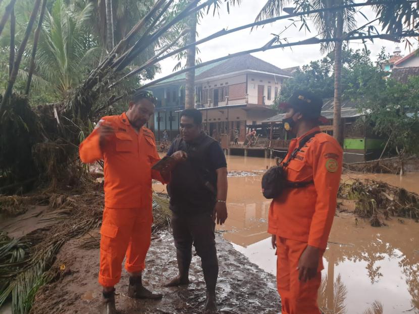 Tim SAR melakukan penanganan pascabanjir bandang yang menerjang Kecamatan Sukawening, Kabupaten Garut, Sabtu (27/11). 