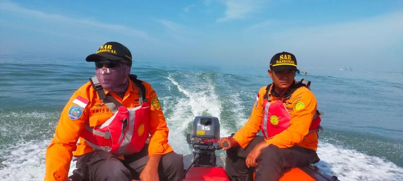 Tim SAR melakukan pencarian dua nelayan tenggelam di Pantai Sodong, Banyumas, Jawa Tengah.