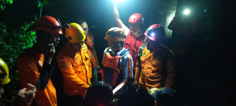 Tim SAR melakukan pencarian korban tanah longsor di Dukuh Waruh, Kecamatan Kembaran, Kabupaten Banyumas. 