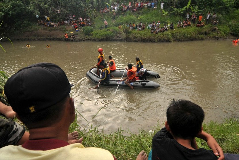 Tim SAR melakukan pencarian korban tenggelam di Sungai Kaligung, Kabupaten Tegal, Jawa Tengah, Jumat (14/10). 