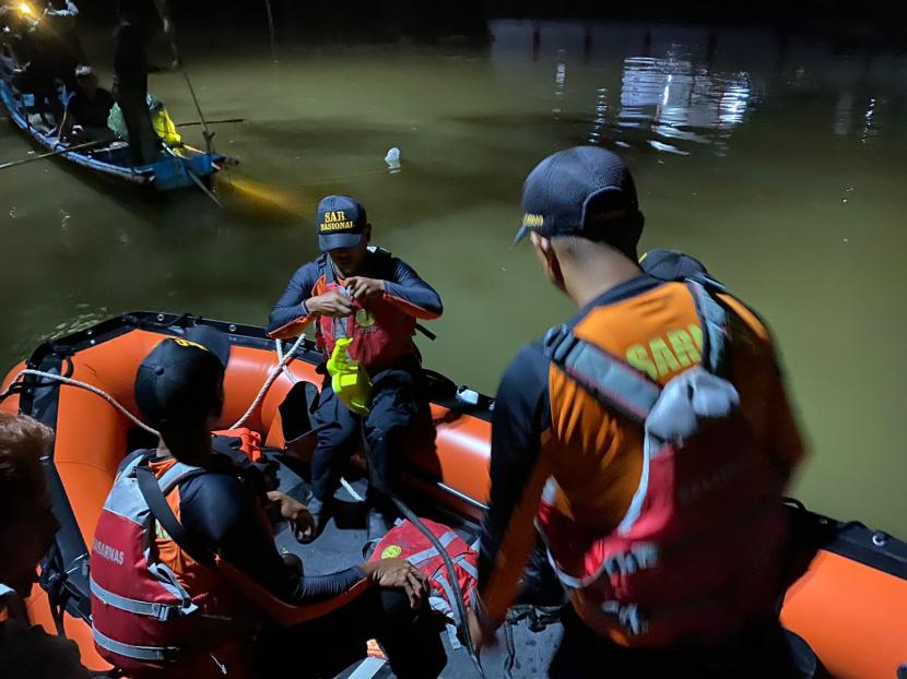 Tim SAR melakukan pencarian korban tenggelam di Sungai Parid, Cilacap, Selasa (16/8/22) malam. 