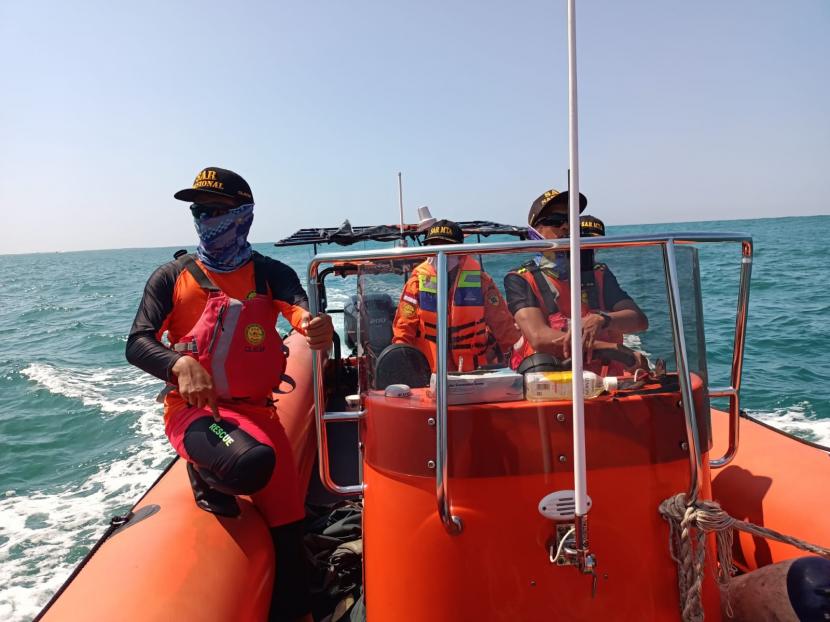 Tim SAR melakukan pencarian pemancing yang terjatuh dari tebing di Nusakambangan.