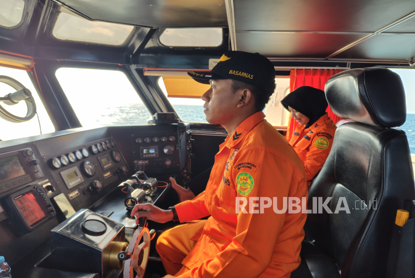 Tim SAR melakukan pencarian terhadap empat awak kapal nelayan, KM Alpha 3, yang dilaporkan terbalik  di Perairan Tanjung Karawang, Rabu (6/8/2025). 
