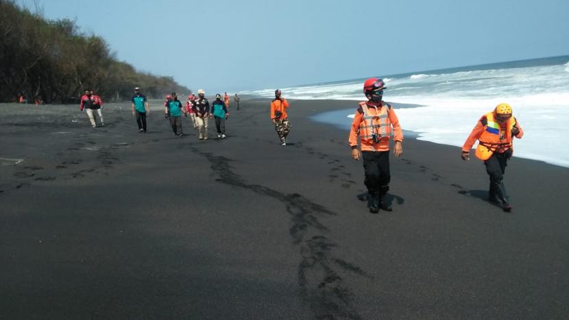  Tim SAR melakukan pencarian terhadap korban yang terseret ombak di Pantai Goa Cemara, Bantul.