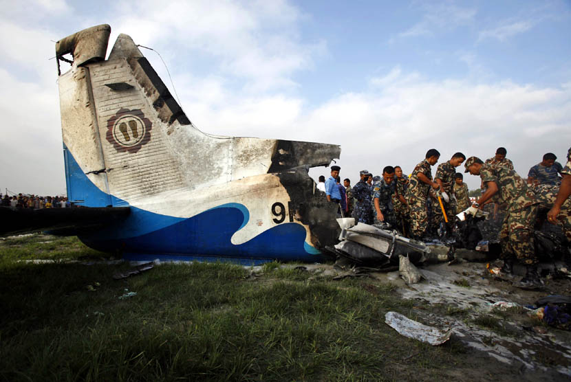  Tim SAR melakukan penyisiran di lokasi reruntuhan pesawat yang jatuh dekat Katmandu, Nepal,Jumat (28/9). (Niranjan Shrestha/AP)