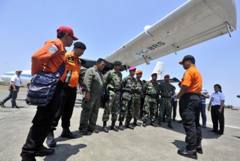 Tim SAR melakukan persiapan saat akan melakukan pencarian pesawat Aviastar DHC6/PK-BRM yang hilang di Bandara Sultan Hasanuddin Makassar, Sulawesi Selatan, Sabtu (3/10). 