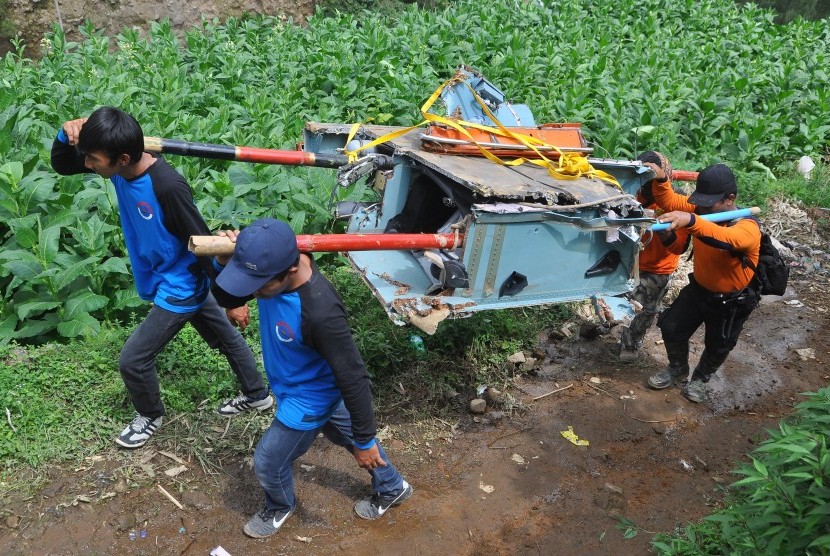 Tim SAR melakukan proses evakuasi terakhir serpihan helikopter Basarnas yang mengalami kecelakaan di Gunung Butak Desa Canggal, Candiroto,Temanggung, Jateng, Kamis (6/7). 