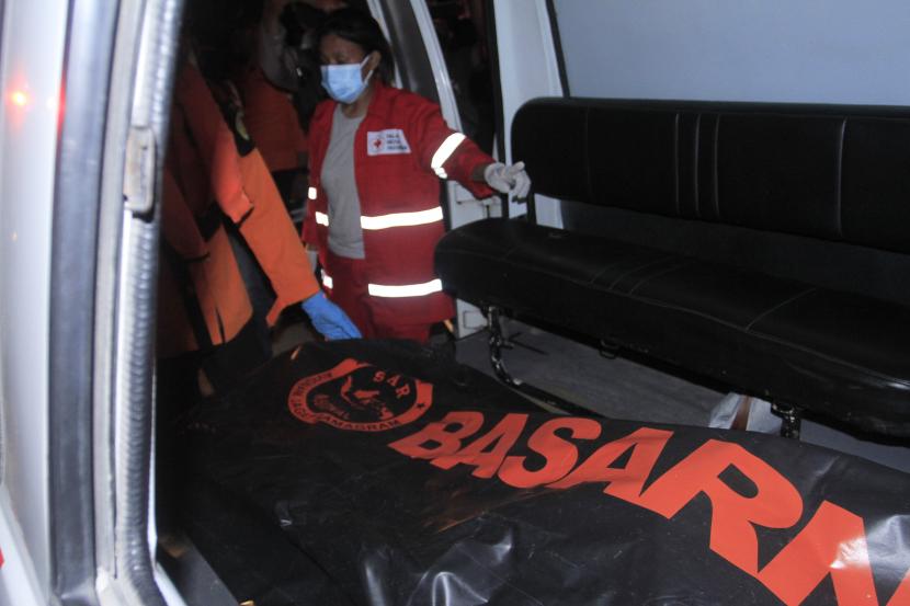 Tim SAR memasukkan kantong berisi jenazah korban terbakarnya kapal cepat Cantika Express 77 ke mobil ambulans di Dermaga Tenau, Kupang, NTT, Selasa (25/10/2022) malam. Tim SAR menemukan lagi tiga jenazah hingga jumlah korban meninggal bertambah dari 14 menjadi 17 jiwa. 