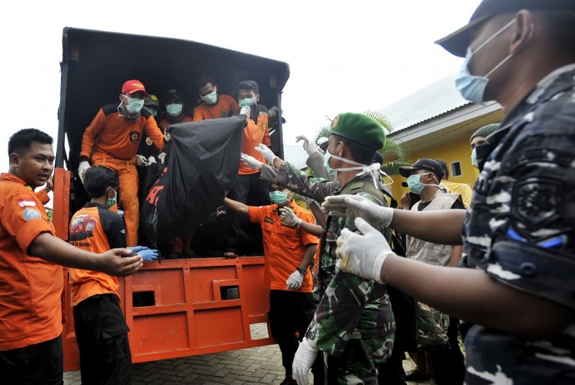 Tim SAR membawa kantong mayat berisi jenazah korban tenggelamnya KM Marina Baru 2B di RSUD Siwa, Kabupaten Wajo, Sulawesi Selatan, Rabu (23/12). (Antara/Yusran Uccang)