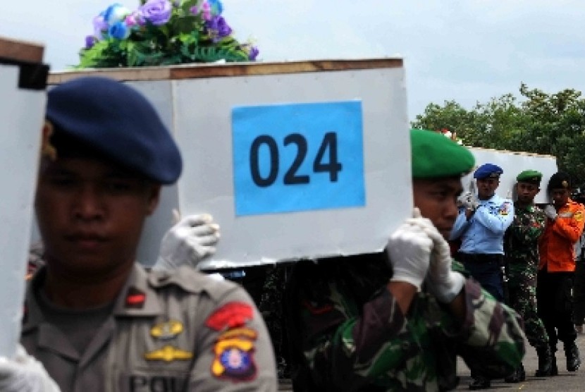 Tim SAR membawa peti jenazah korban pesawat Airasia QZ8501 di Lanud Iskandar, Pangkalan Bun, Sabtu (3/1).