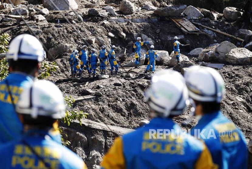 Tim SAR mencari korban hilang di area longsor yang disebabkan Topan Hagibis di Kota Marumori, Prefektur Miyagi, Jepang, Rabu (16/10) 
