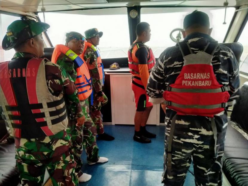 Tim SAR mencari korban kecelakaan kapal di Selat Padang, Bengkalis, Riau.