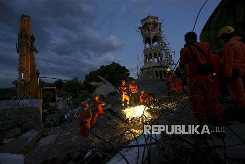TIm SAR mencari korban selamat dari sebuah mesjid di Lombok Utara, Nusa Tenggara Barat, Senin (6/8). Gempa berkekuatan 7 SR menewaskan 91 korban jiwa dan ratusan luka. Ribuan rumah rusak ringan hingga parah. 