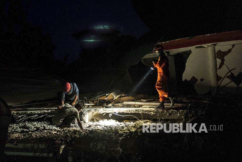 SAR team searches victims in a mosque in North Lombok that was ruined by 7-magnitude earthquake that jolted West Nusa Tenggara, Monday (Aug 6).