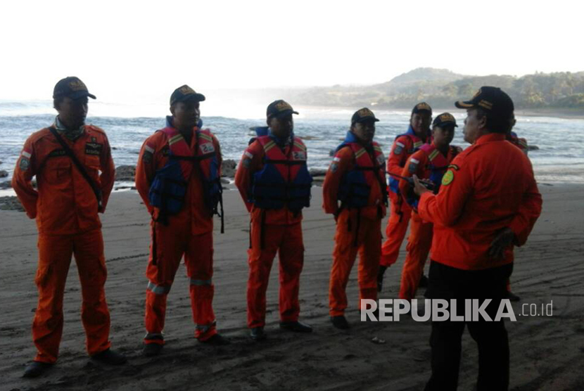 Tim SAR mengadakan briefing sebelum memulai pencarian lima korban hanyut di pantai selatan Garut, Rabu (17/5).
