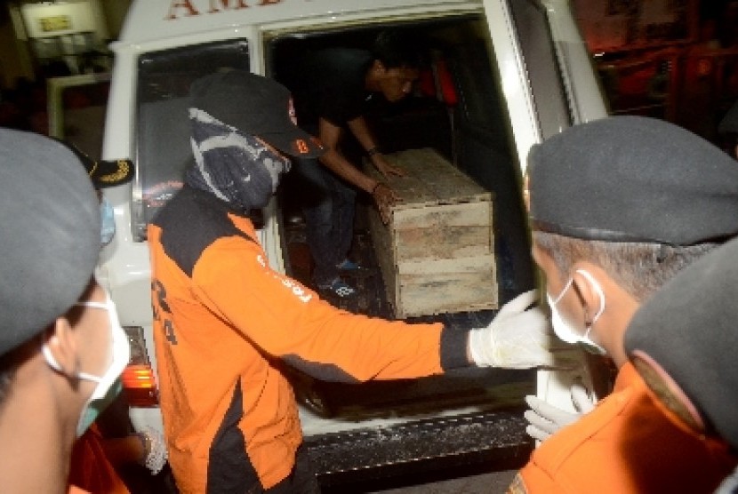 Tim SAR mengangkat jenazah penumpang pesawat AirAsia QZ8501 RS Bhayangkara Makassar, Ahad (1/2) malam.