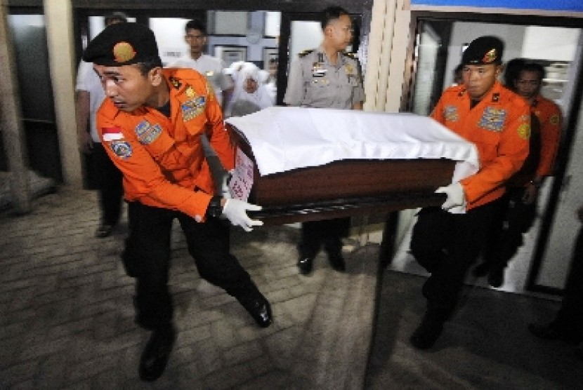 Tim SAR mengangkat jenazah yang diduga penumpang pesawat AirAsia QZ8501 di RS Bhayangkara Makassar, Selasa (3/2). 
