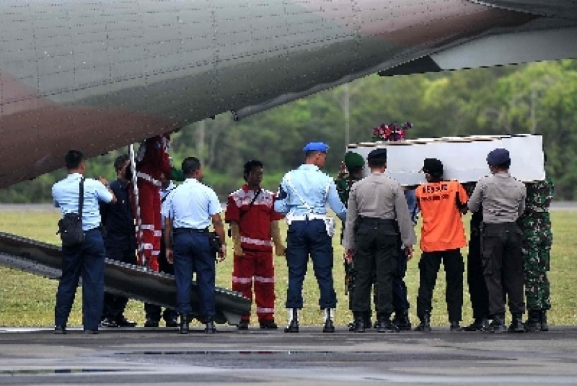 Tim SAR mengangkut peti jenazah korban pesawat Air Asia Lanud TNI AU Iskandar, Pangkalan Bun, Kalteng, Kamis (8/1). 