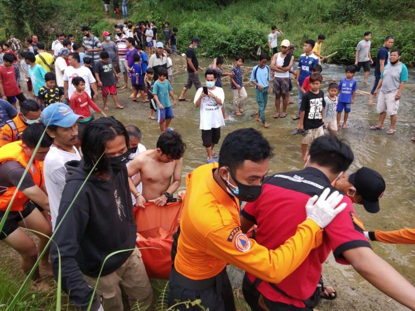 Tim SAR mengevakuasi dua korban tenggelam di Sungai Cikarang, Kabupaten Jonggol, Jumat (15/1). 