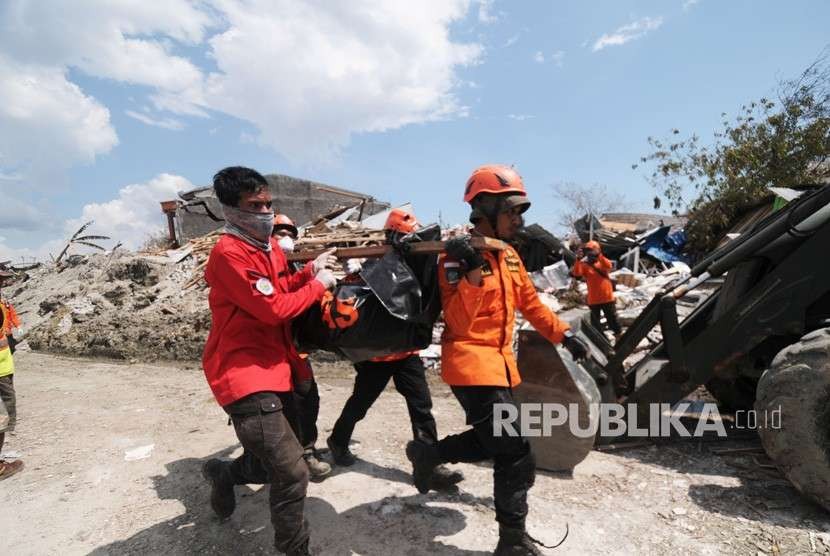 Tim SAR mengevakuasi jenazah korban gempa yang tercebur lumpur di Kompleks Perumahan Kelurahan Petobo Palu, Sulawesi Tengah (2/10). 