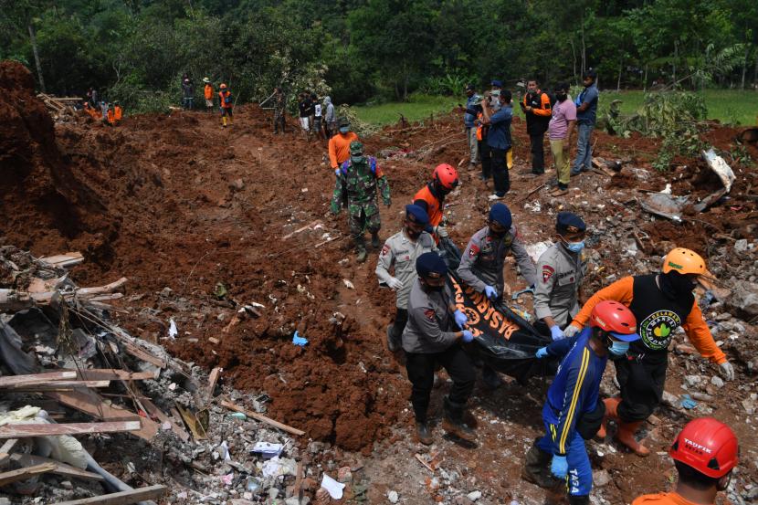 TIM SAR mengevakuasi jenazah korban tanah longsor di Ngetos, Nganjuk, Jawa Timur, Senin (15/2/2021). Pencarian hari pertama korban tanah longsor, tim SAR berhasil mengevakuasi sedikitnya tujuh jenazah korban.