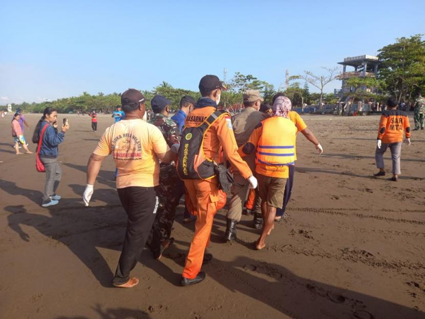 Tim SAR mengevakuasi jenazah wisatawan yang tenggelam di Pantai Pangandaran, Kamis (6/1).