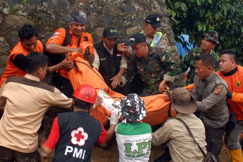 Tim SAR mengevakuasi jenazah yang tertimbun tanah longsor di Kampung Cimerak, Desa Tegalpanjang, Sukabumi, Jawa Barat.