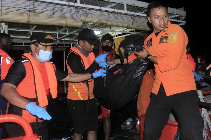 Tim SAR mengevakuasi kantong berisi jenazah korban terbakarnya kapal cepat Cantika Express 77 di Dermaga Tenau, Kupang, NTT, Selasa (25/10/2022) malam.