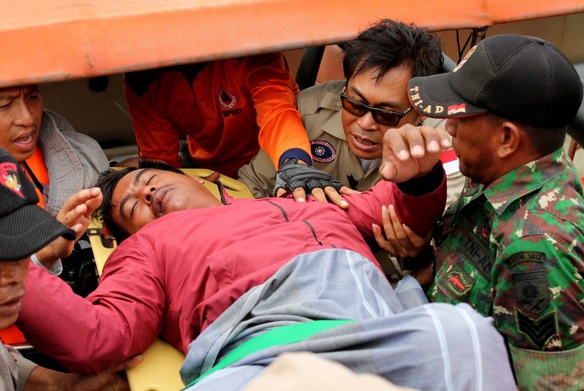  Tim SAR mengevakuasi salah seorang korban tenggelamnya KM Marina Baru 2B di Pelabuhan Lasusua Kolaka Utara, Sulawesi Tenggara, Sinin (21/12). 