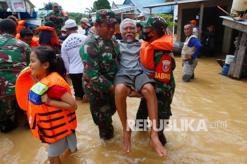 Tim SAR mengevakuasi warga saat banjir di Kecamatan Pengaron, Kabupaten Banjar, Kalimantan Selatan, Rabu (12/1/2022). Berdasarkan data sementara Kecamatan Pengaron sebanyak 3.727 jiwa mengungsi akibat terdampak banjir di Kecamatan Pengaron.