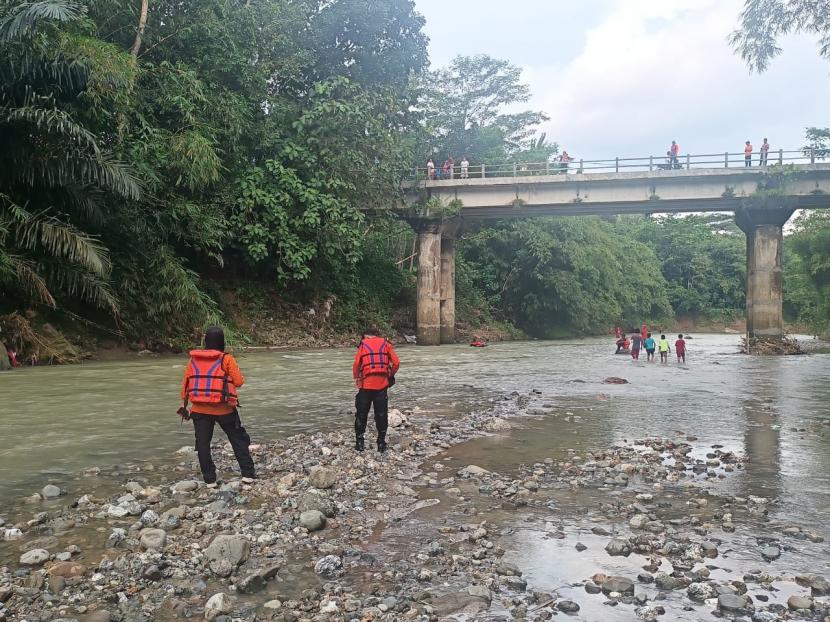 Tim SAR menyisiri Sungai Lukulo Kebumen untuk mencari korban tenggelam, Selasa (14/6/22). 