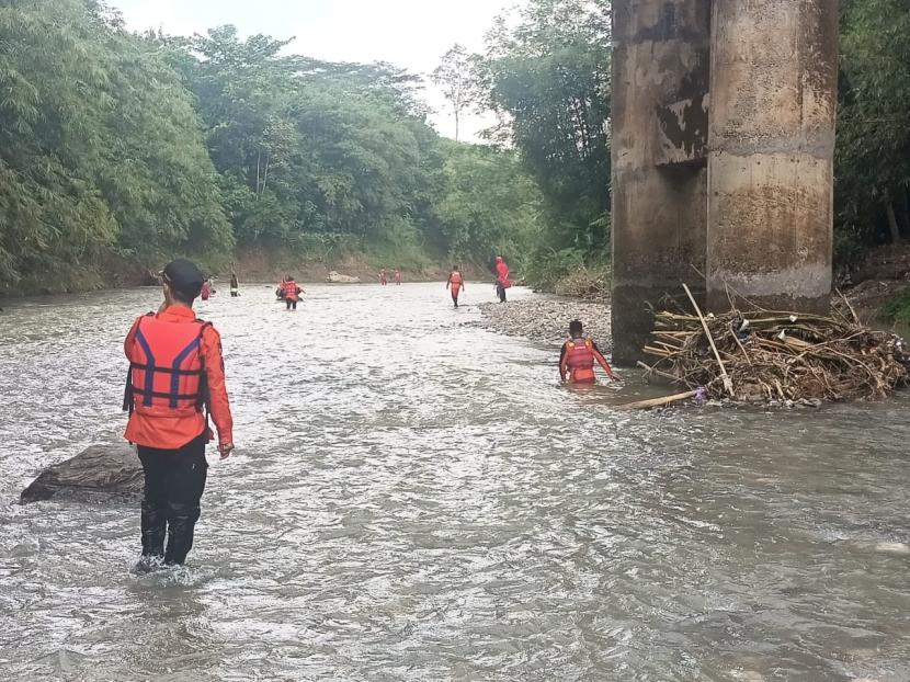 Tim SAR menyisiri sungai untuk mencari korban tenggelam (ilustrasi).