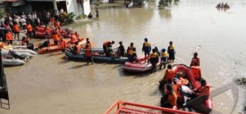 Tim SAR sedang mencari korban perahu tenggelan di perairan Bengawan Solo.