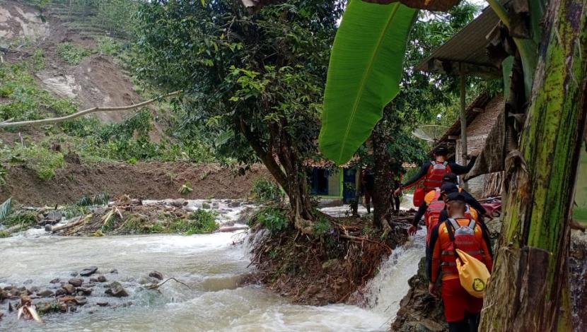 Tim SAR tengah melakukan evakuasi warga akibat longsoran tebing Sungai Kedungbener di Kebumen. 