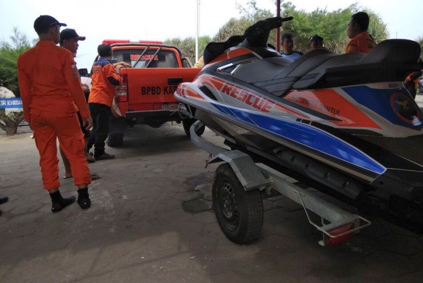 Tim SAR tengah melakukan pencarian atas dua wisatawan yang terseret ombak di Pantai Parangrtritis, Bantul, DIY pada Senin (2/7). Kedua korban merupakan wisatawan dari Banjarnegara, Jawa Tengah dan terseret saat tengah bermain air di bibir pantai pada Ahad (1/7).