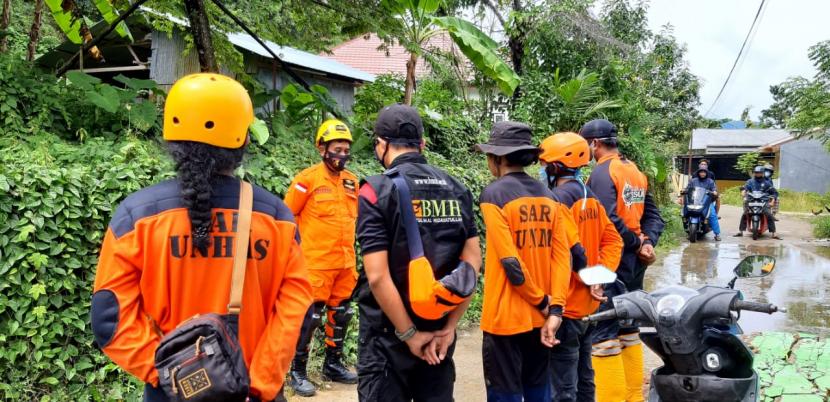 Tim SAR Unhas berada di Kabupaten Majene, salah satu lokasi bencana gempa Sulbar untuk membantu proses evakuasi warga. 