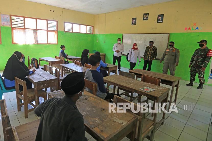 Tim Satgas Covid-19 melakukan sosialisasi protokol kesehatan kepada pelajar saat melakukan pengawasan prokes di MTS Al Ikhlas, Balongan, Indramayu, Jawa Barat. Pengawasan Prokes tersebut untuk memastikan kesiapan sekolah untuk tetap mematuhi protokol kesehatan saat melakukan Pembelajaran Tatap Muka (PTM). 