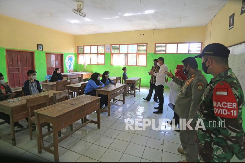 Tim Satgas Covid-19 melakukan sosialisasi protokol kesehatan kepada pelajar saat melakukan pengawasan prokes di MTS Al Ikhlas, Balongan, Indramayu, Jawa Barat.