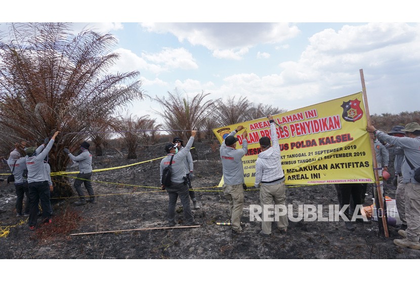 Tim Satgas Gakum Karhutla Dit Reskrimsus Polda Kalsel menyegel lahan yang terbakar milik PT MIB di Kecamatan Martapura Barat, Kabupaten Banjar, Kalimantan Selatan.