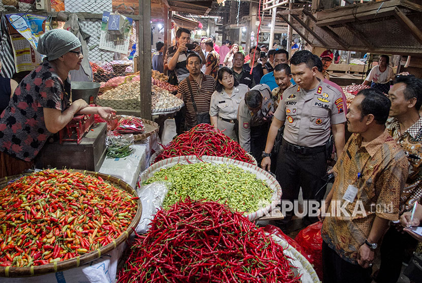 Tim Satgas Mafia Pangan Polresta Solo berbincang dengan pedagang saat sidak harga kebutuhan pokok di Pasar Legi, Solo, Jawa Tengah, Selasa (15/5). (ilustrasi)