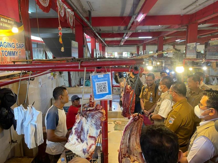 Tim Satgas Pangan Jabar dan Pusat, serta Dinas Ketahanan Pangan Jabar, melakukan inspeksi mendadak (sidak) ke tiga pasar besar di wilayah Bandung Raya.