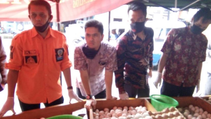 Tim Satgas Pangan Kota Tasikmalaya melakukan sidak telur infertil di Pasar Cikurubuk, Selasa (9/6). 