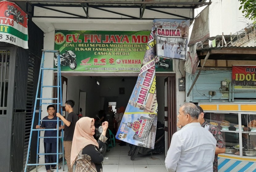Tim Satgas Umrah saat menyaksikan penurunan papan nama travel umrah tidak berizin di Medan.