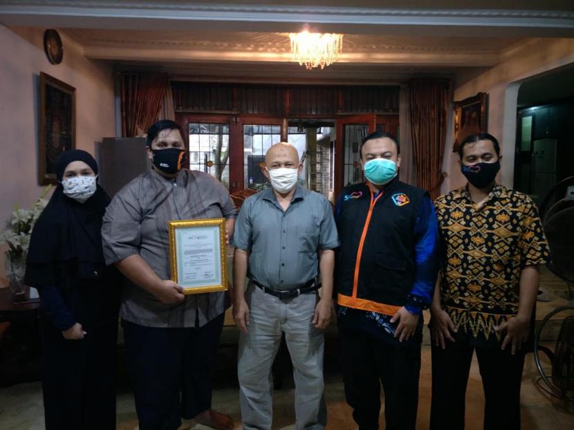 Tim SEBI Social Fund menerima wakaf buku peninggalan Dr HM Arie Mooduto yang diserahkan oleh putra alm, M Rahman Adriansyah. 