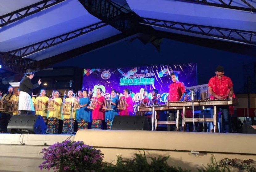   Tim Sekolah Indonesia Davao sedang memainkan angklung dalam acara Pasundayag, di Davao City, Filipina, pekan lalu.