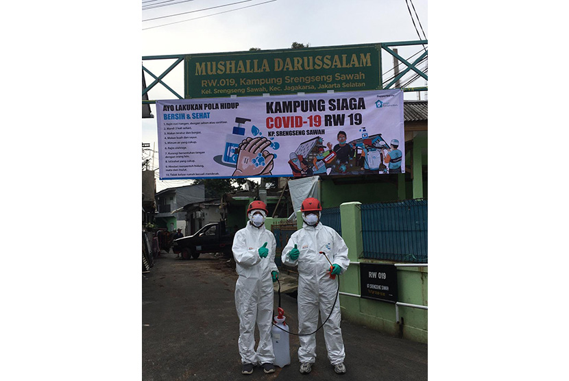 Tim Sekolah Relawan melakukan penyemprotan disinfektan di fasilitas umum dan tempat ibadah di Srengseng Sawah, Jakarta Selatan.